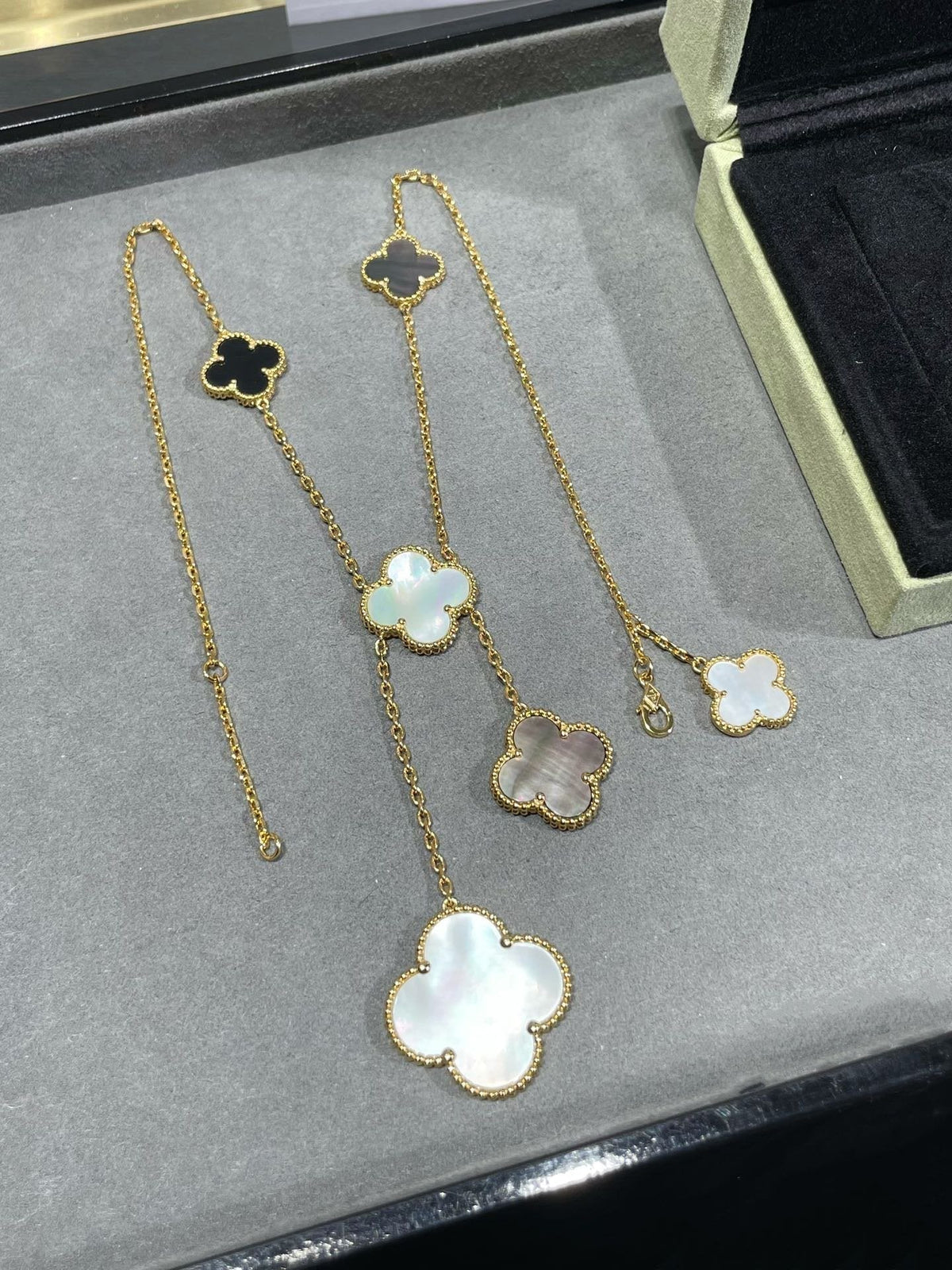 [LumiVibe]CLOVER 6 MOTIF MOP ONYX GOLD NECKLACE