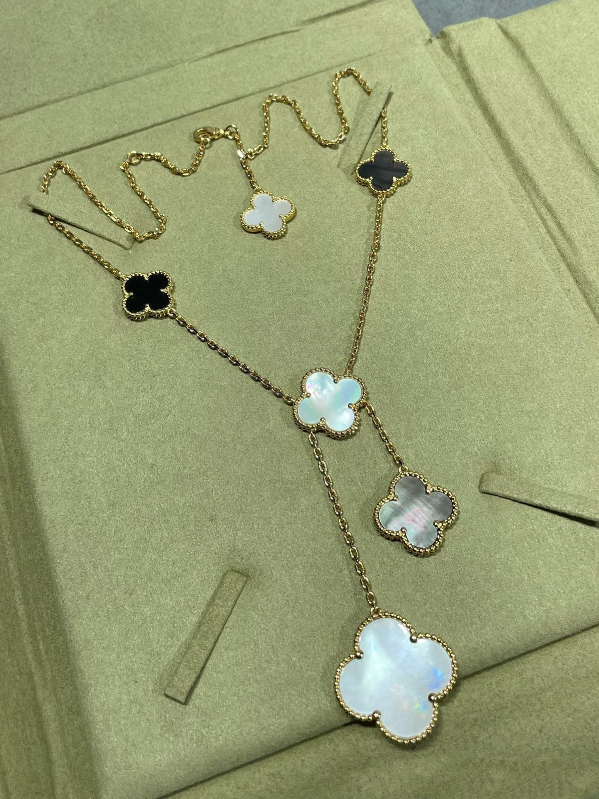 [LumiVibe]CLOVER 6 MOTIF MOP ONYX GOLD NECKLACE