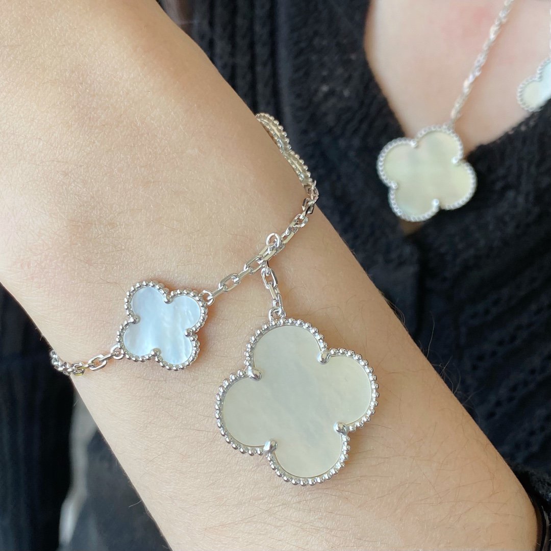 [LumiVibe]CLOVER 5 MOTIF WHITE MOP SILVER BRACELET