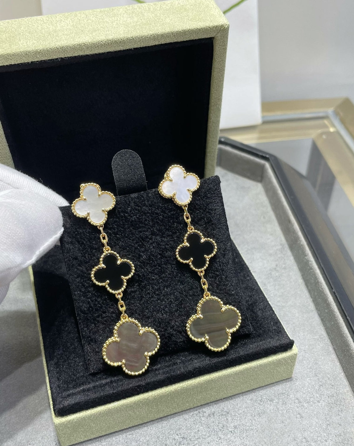 [LumiVibe]CLOVER 3 MOTIF MOP ONYX DARK MOP PINK GOLD EARRINGS