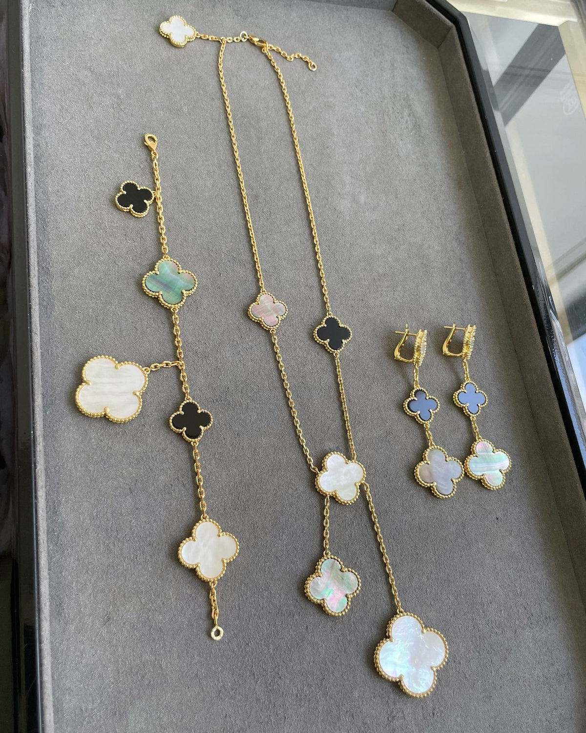 [LumiVibe]CLOVER 3 MOTIF MOP ONYX DARK MOP PINK GOLD EARRINGS