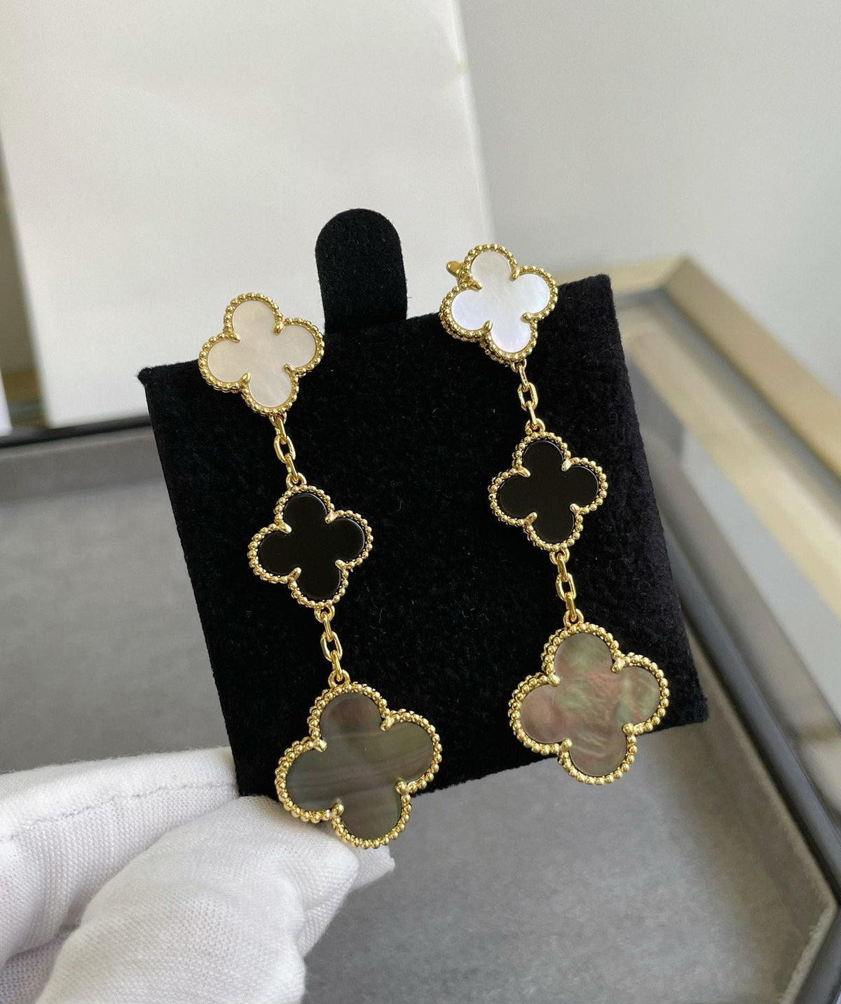 [LumiVibe]CLOVER 3 MOTIF MOP ONYX DARK MOP PINK GOLD EARRINGS