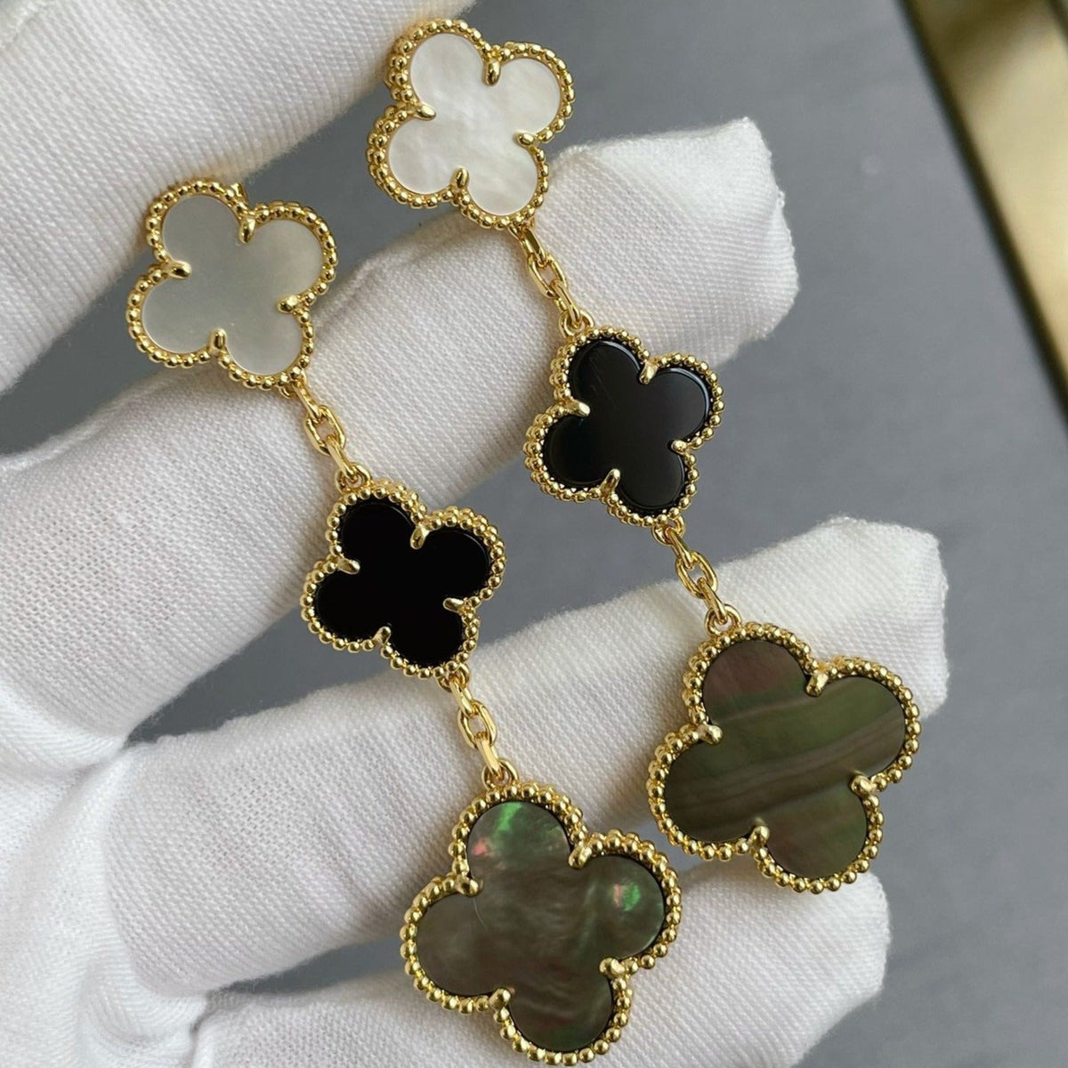 [LumiVibe]CLOVER 3 MOTIF MOP ONYX DARK MOP PINK GOLD EARRINGS