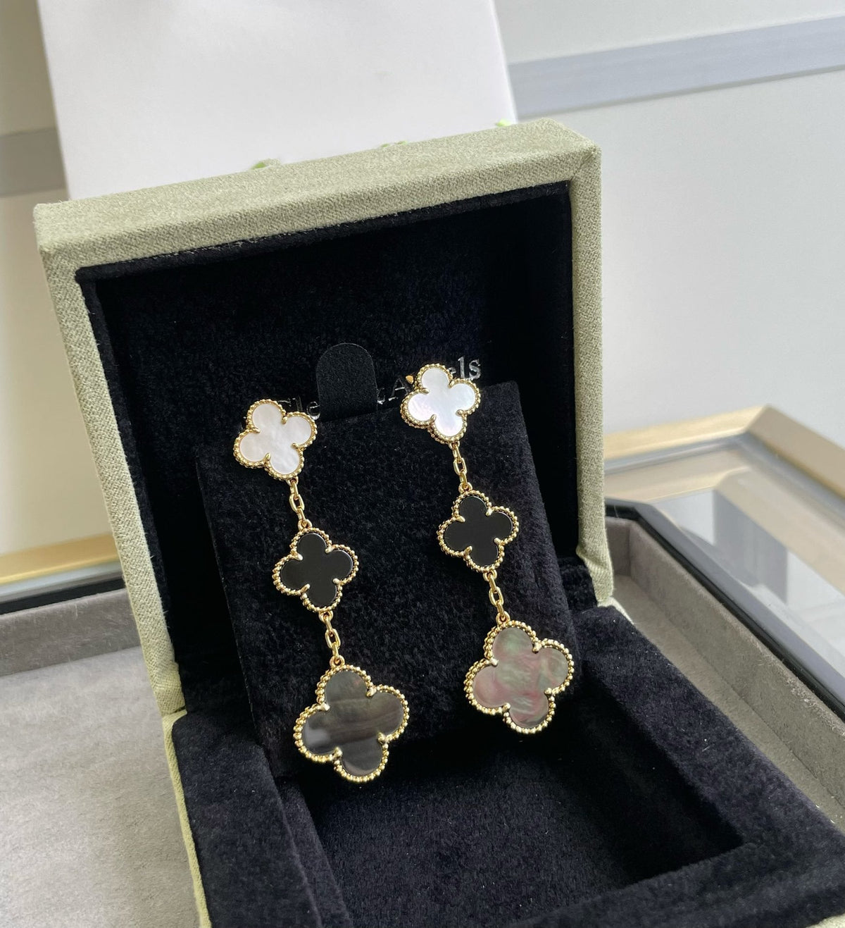 [LumiVibe]CLOVER 3 MOTIF MOP ONYX DARK MOP PINK GOLD EARRINGS