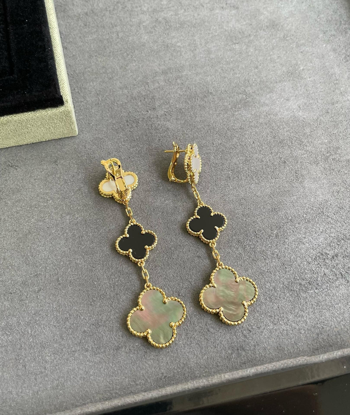 [LumiVibe]CLOVER 3 MOTIF MOP ONYX DARK MOP PINK GOLD EARRINGS