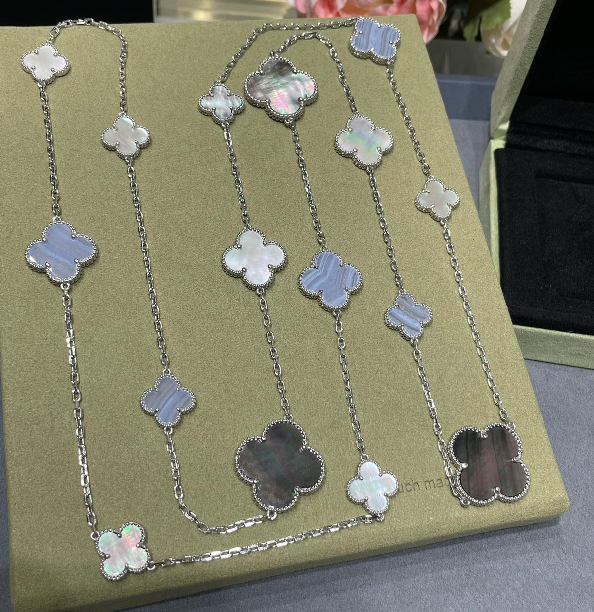 [LumiVibe]CLOVER 16 MOTIF CHALCEDONY MOP SILVER NECKLACE