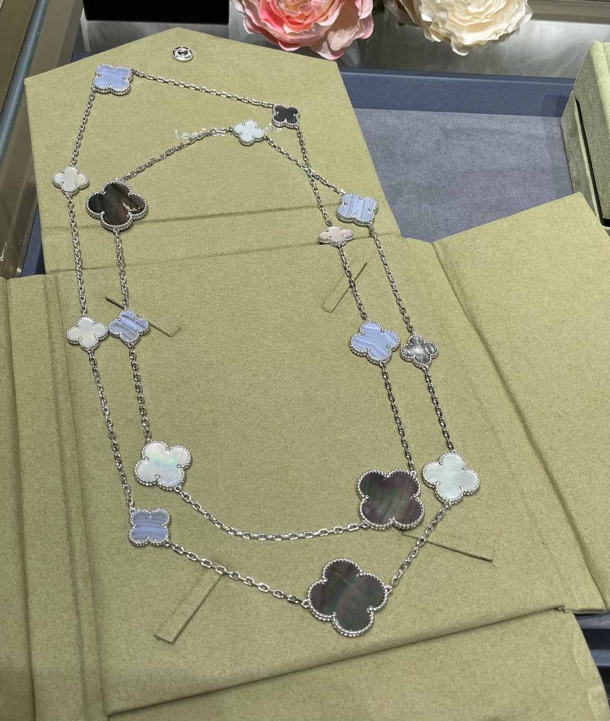 [LumiVibe]CLOVER 16 MOTIF CHALCEDONY MOP SILVER NECKLACE