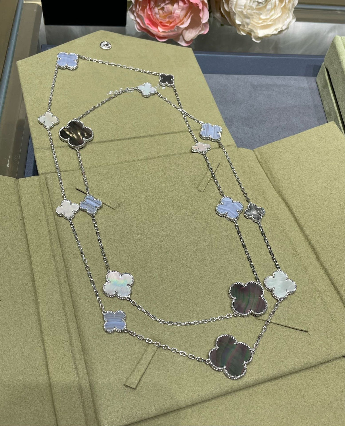 [LumiVibe]CLOVER 16 MOTIF CHALCEDONY MOP SILVER NECKLACE