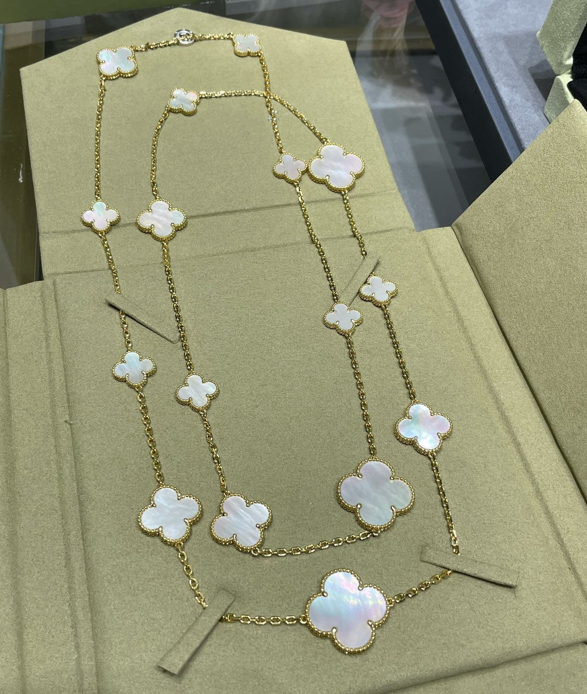 [LumiVibe]CLOVER 16 MOTIF WHITE MOP GOLD NECKLACE