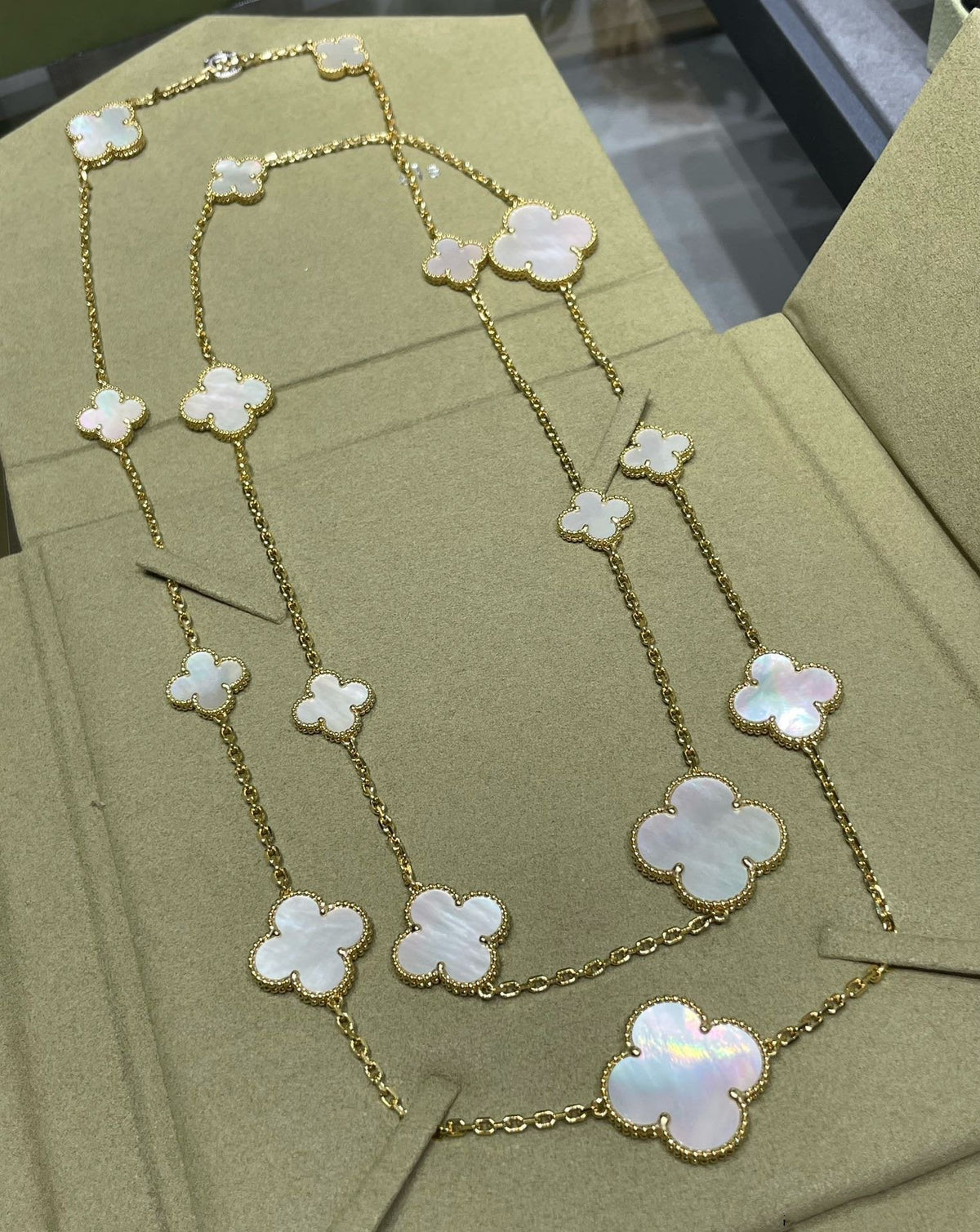 [LumiVibe]CLOVER 16 MOTIF WHITE MOP GOLD NECKLACE