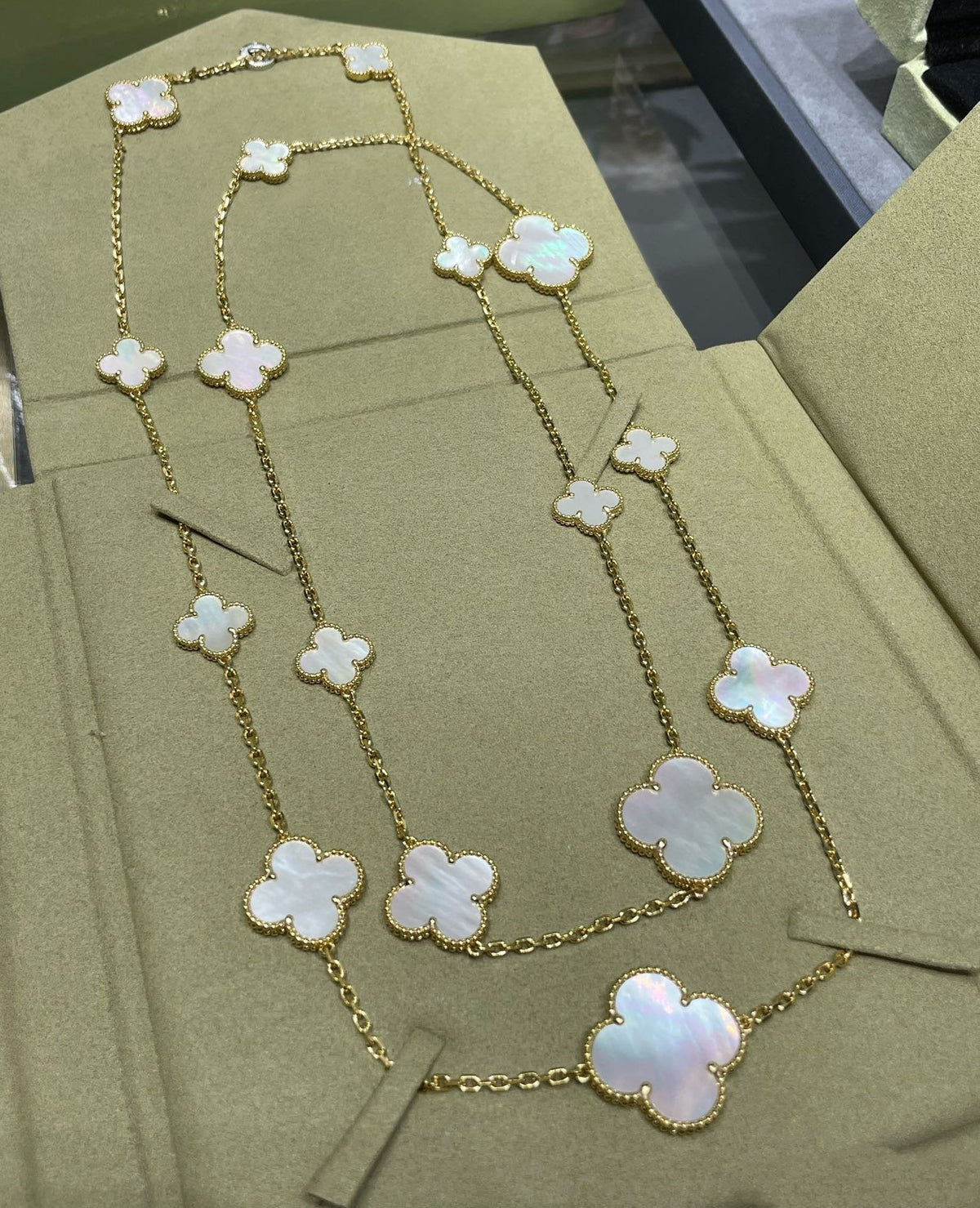 [LumiVibe]CLOVER 16 MOTIF WHITE MOP GOLD NECKLACE