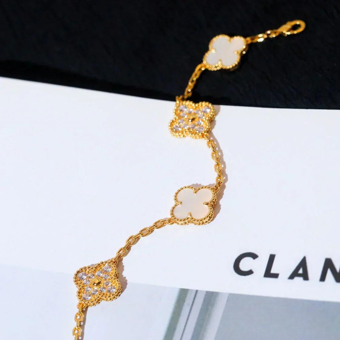 [LumiVibe]CLOVER WHITE PEARL MOP 5 MOTIF BRACELET COLLECTION