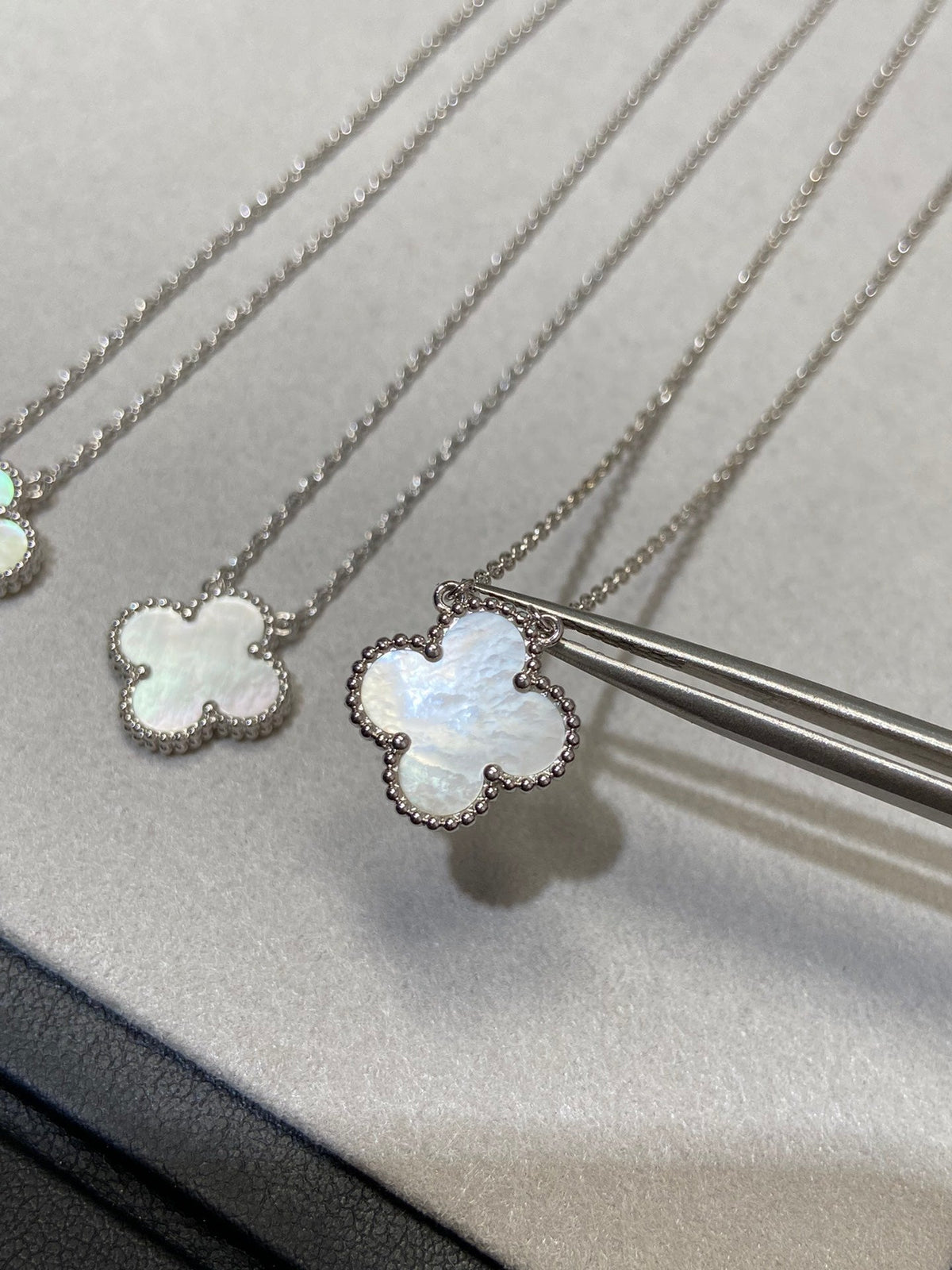 [LumiVibe]CLOVER MEDIUM SILVER WHITE MOP NECKLACE