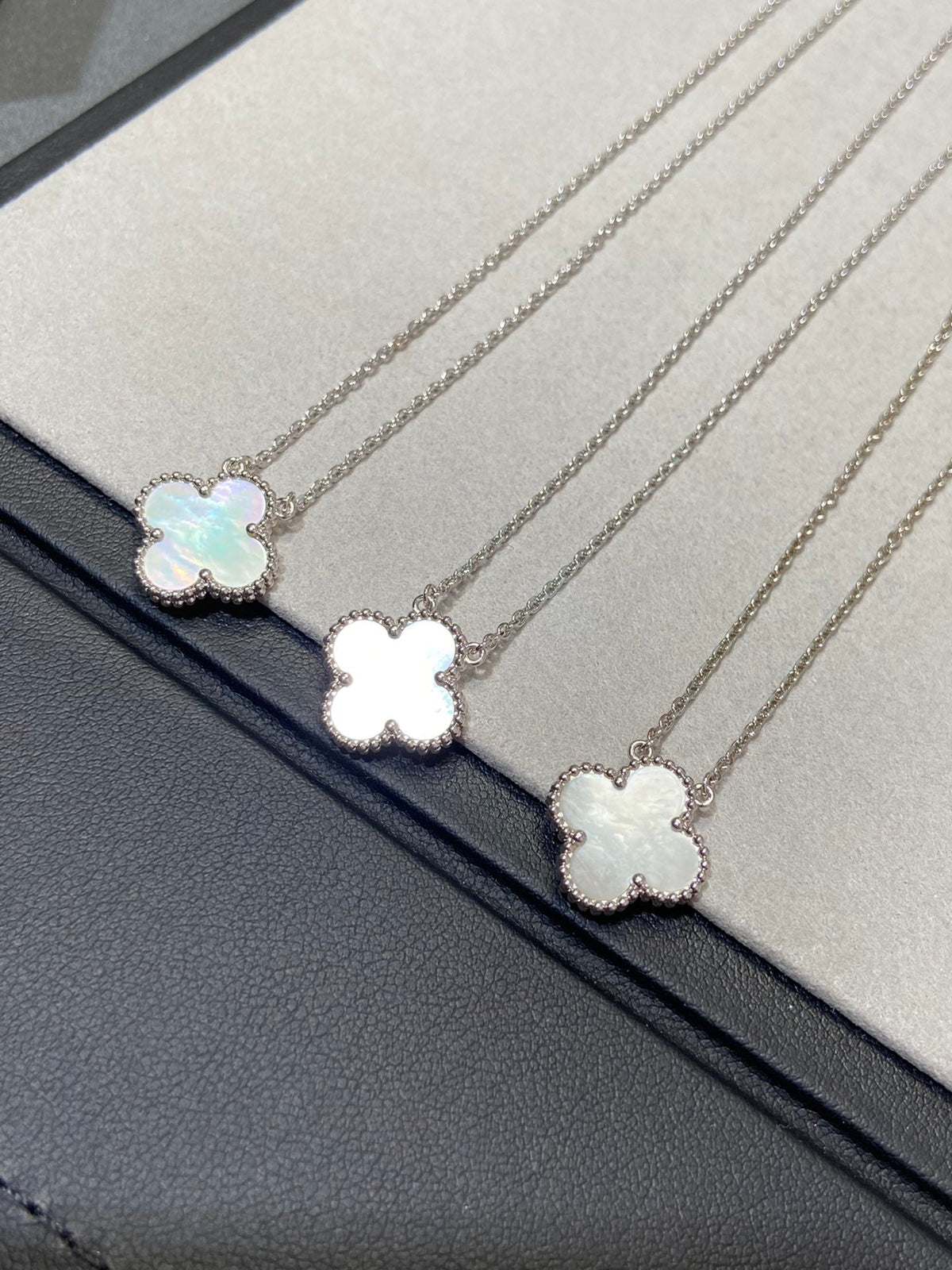 [LumiVibe]CLOVER MEDIUM SILVER WHITE MOP NECKLACE