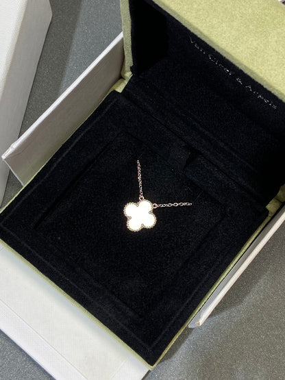 [LumiVibe]CLOVER MEDIUM SILVER WHITE MOP NECKLACE