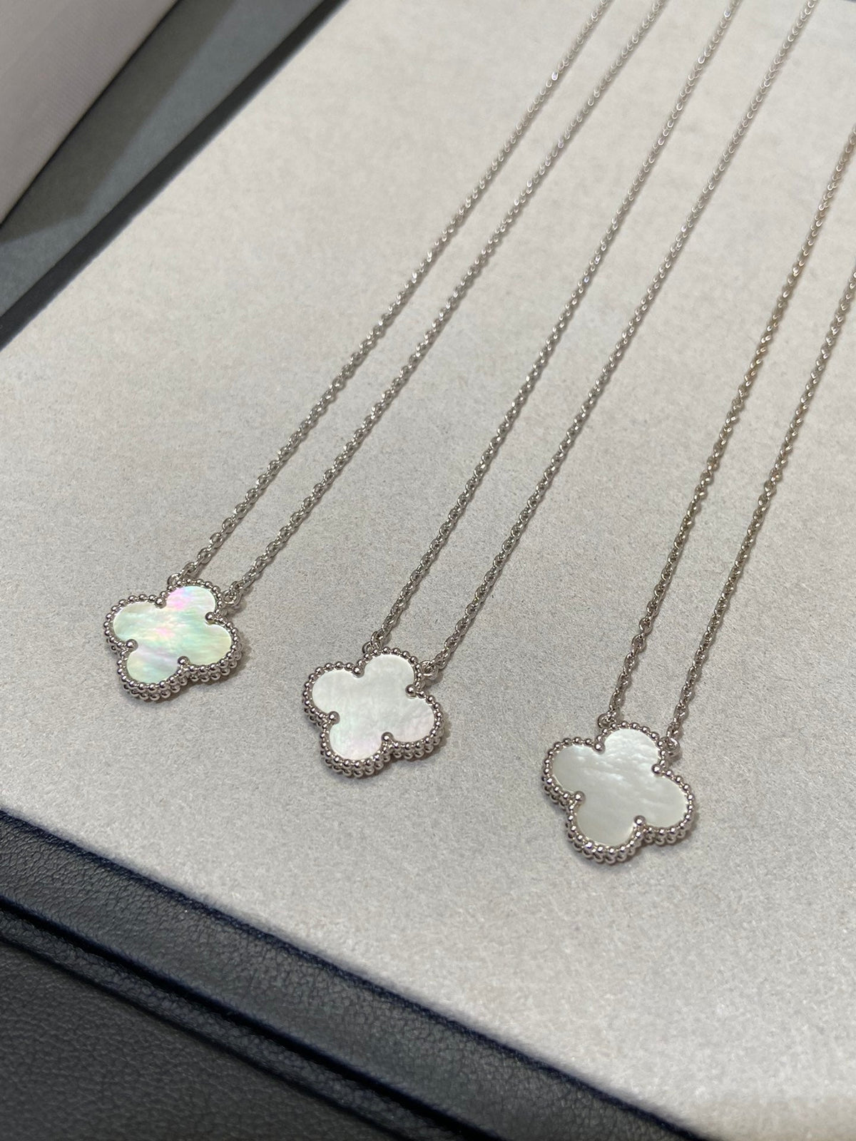 [LumiVibe]CLOVER MEDIUM SILVER WHITE MOP NECKLACE