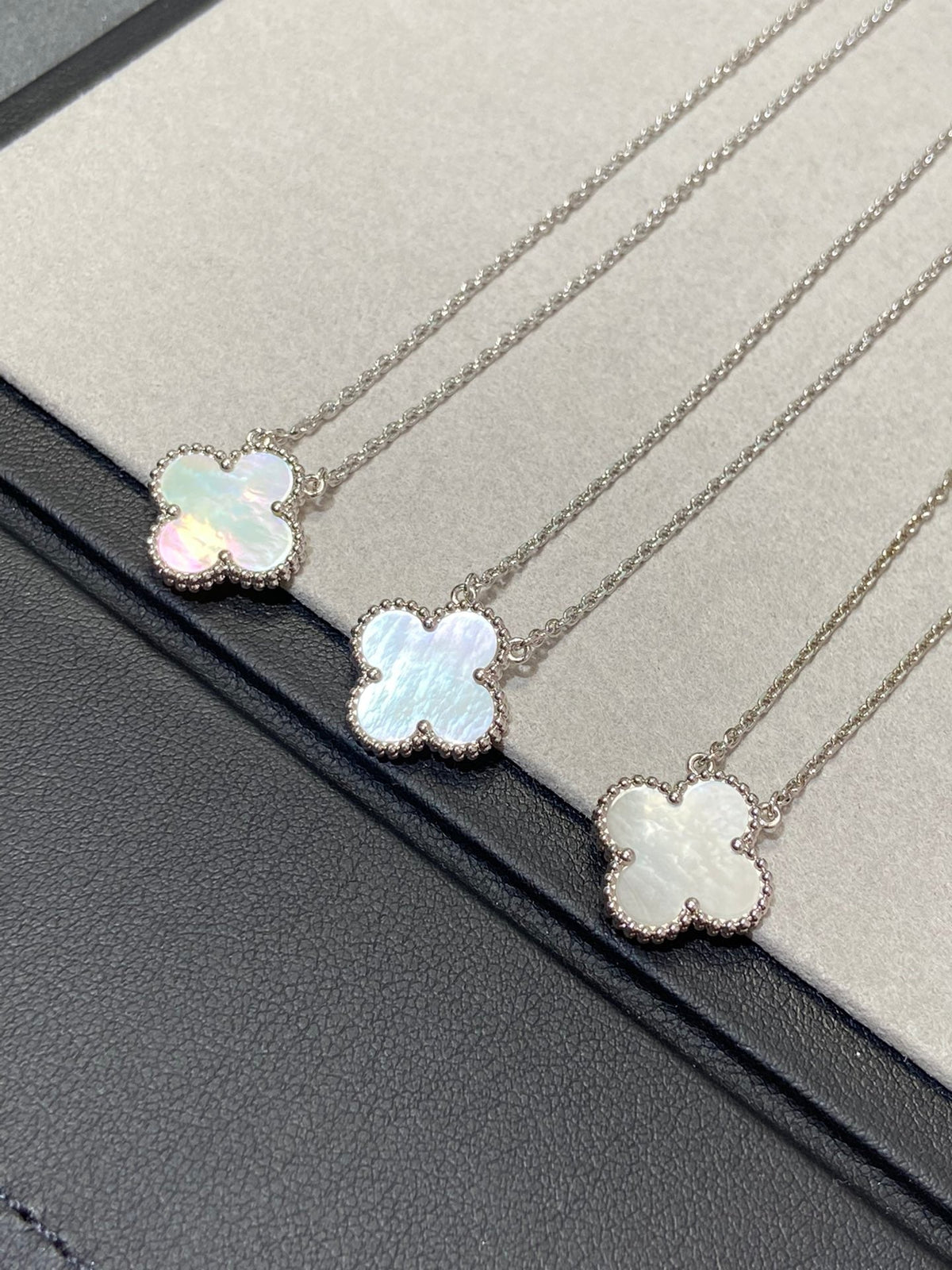 [LumiVibe]CLOVER MEDIUM SILVER WHITE MOP NECKLACE