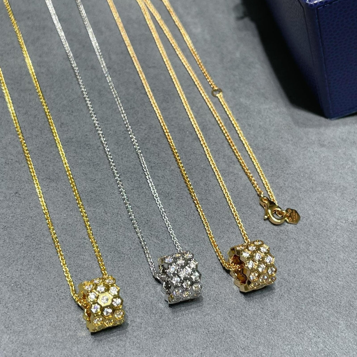 [LumiVibe]BEE LOVE DIAMOND PAVED 3 ROW NECKLACE