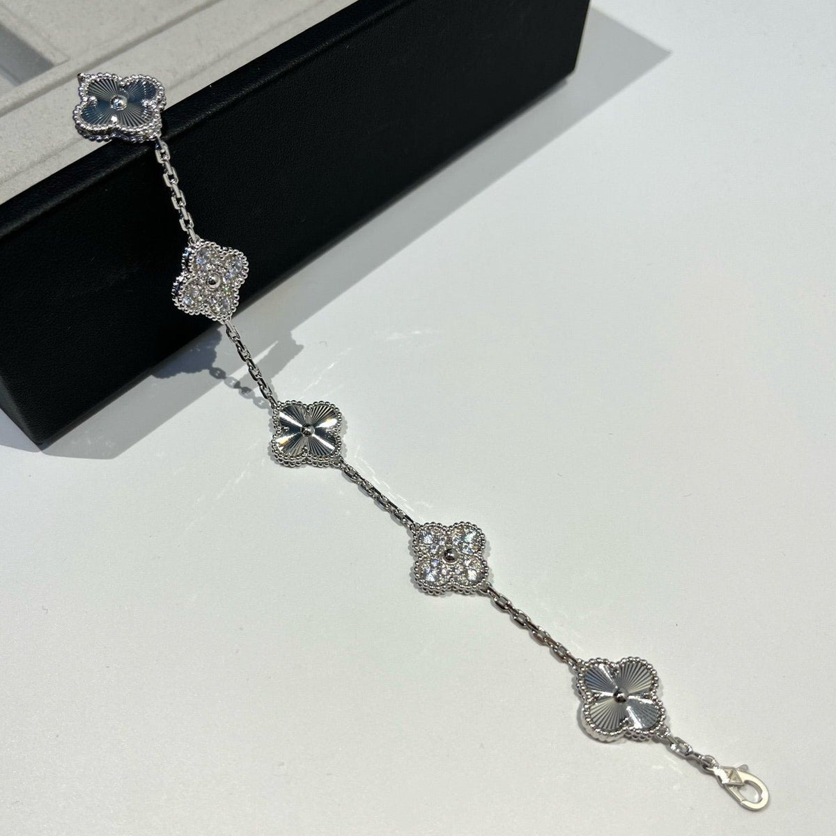 [LumiVibe] CLOVER 5 MOTIF LASER BRACELET COLLECTION