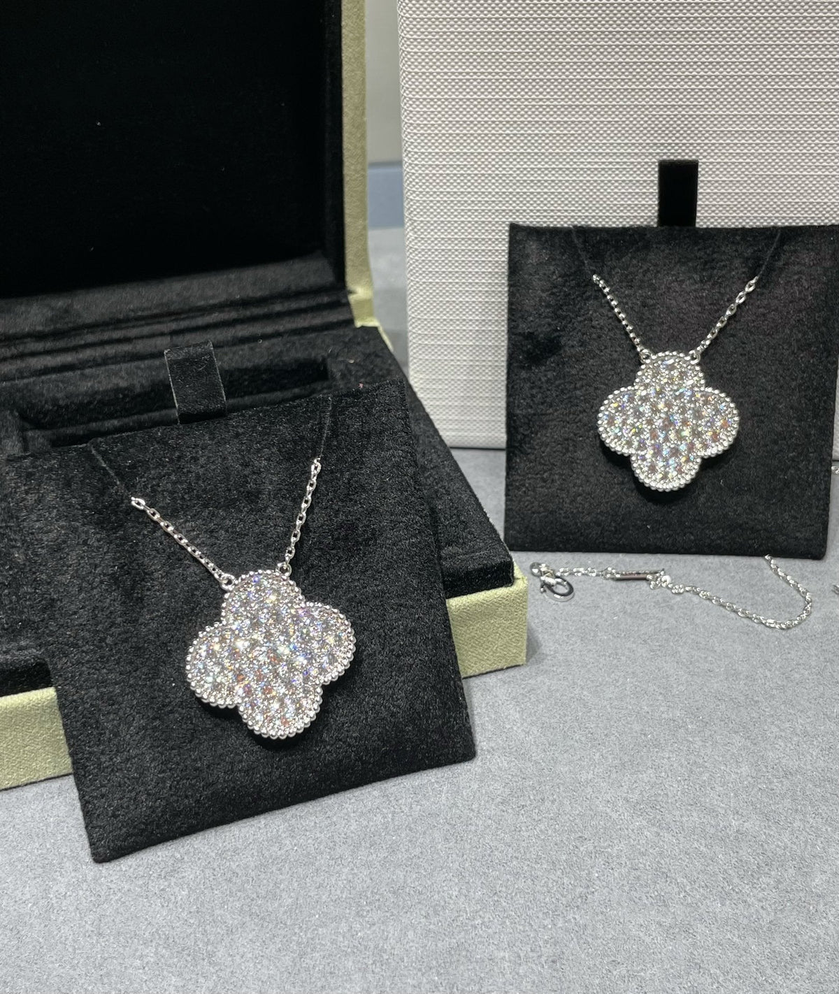 [LumiVibe]CLOVER 25MM LARGE PENDANT DIAMOND PAVED SILVER NECKLACE
