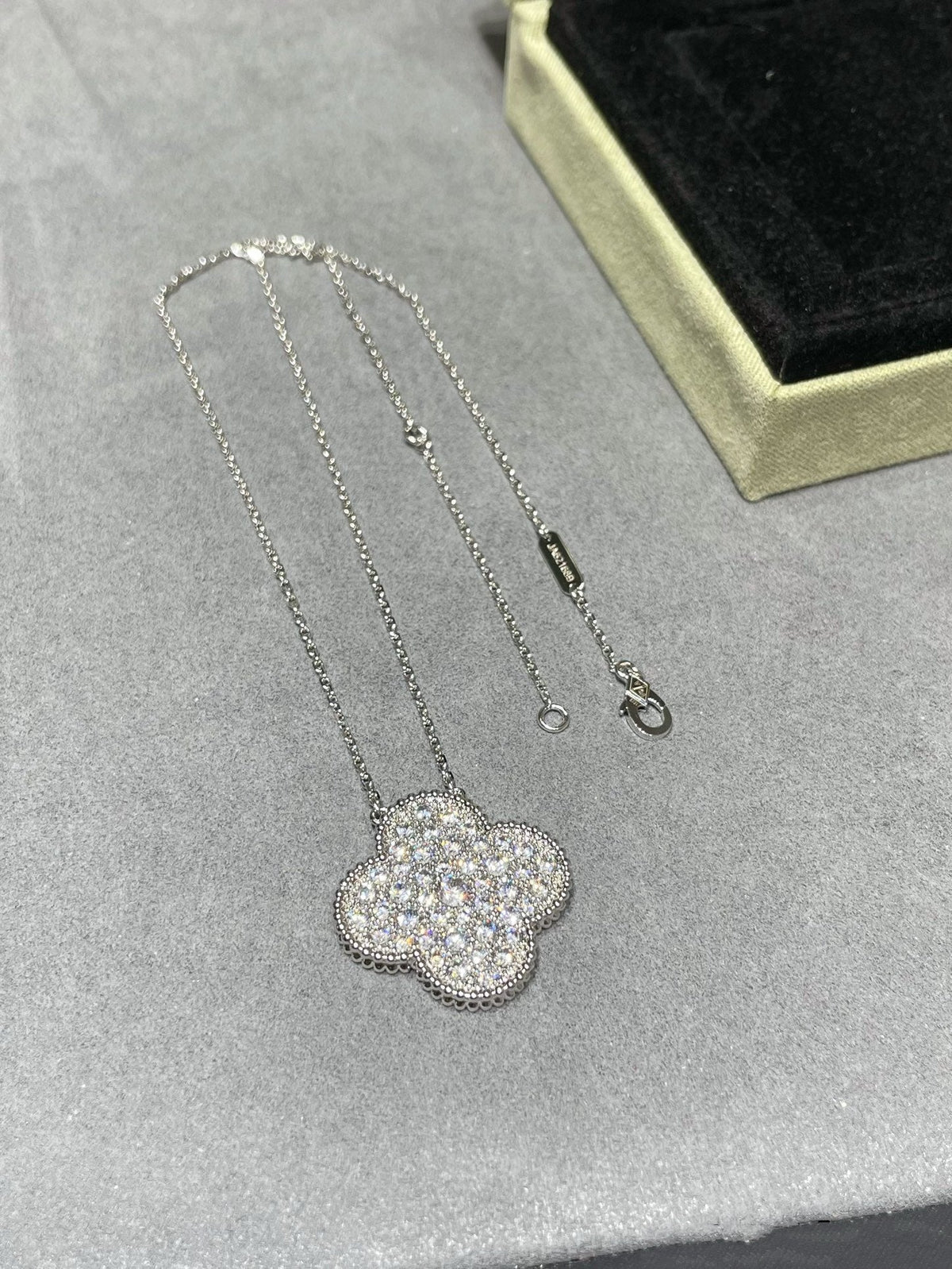 [LumiVibe]CLOVER 25MM LARGE PENDANT DIAMOND PAVED SILVER NECKLACE
