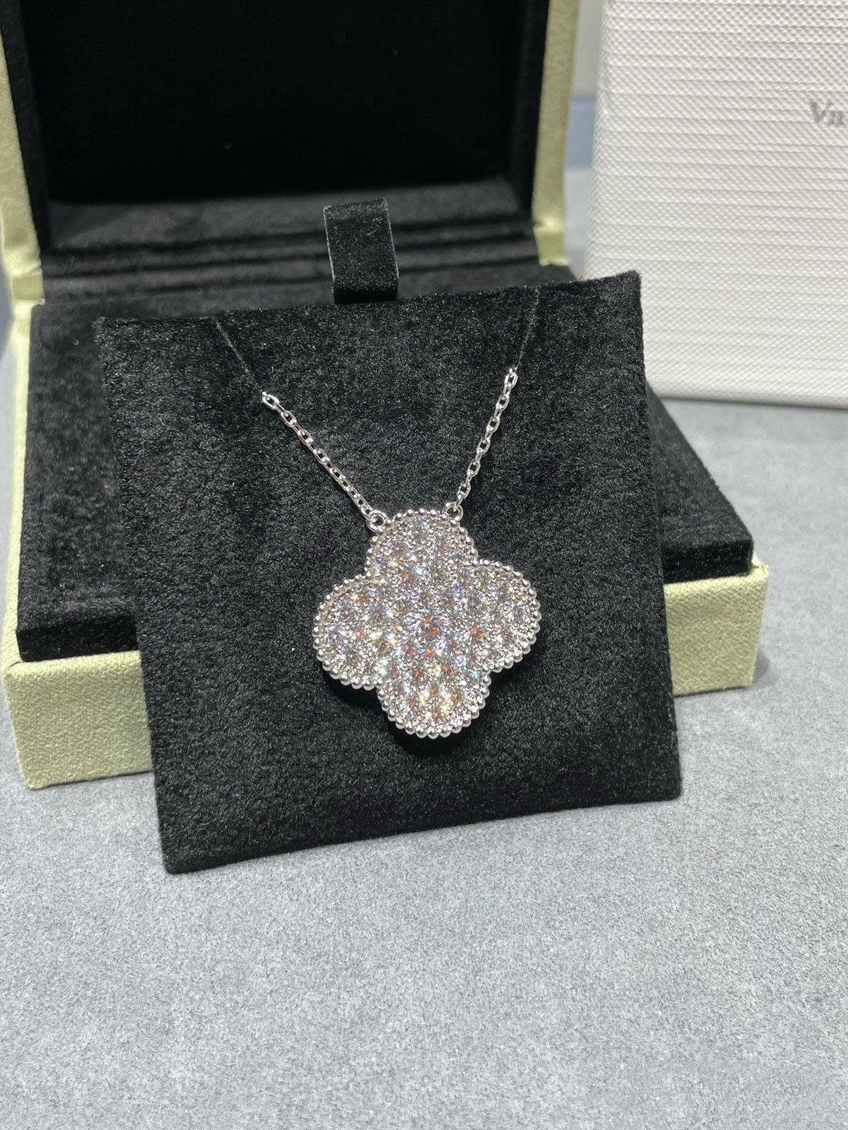 [LumiVibe]CLOVER 25MM LARGE PENDANT DIAMOND PAVED SILVER NECKLACE
