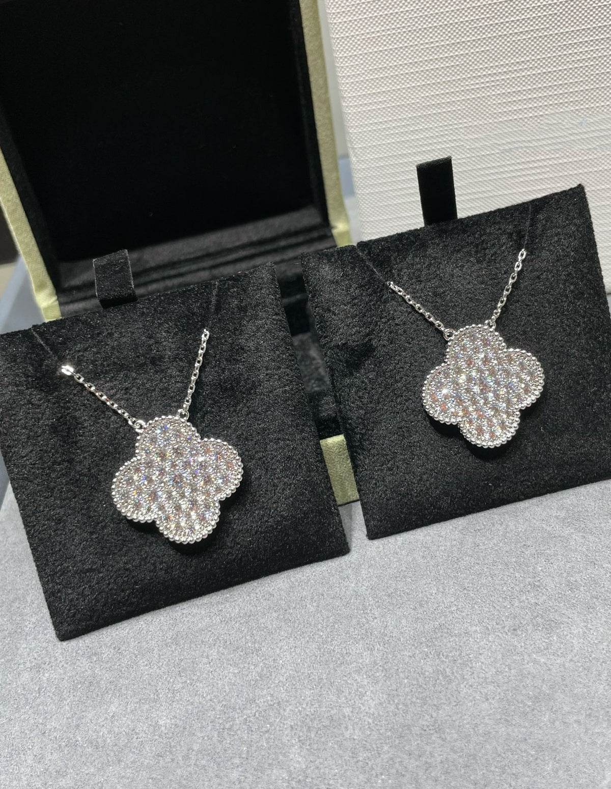 [LumiVibe]CLOVER 25MM LARGE PENDANT DIAMOND PAVED SILVER NECKLACE