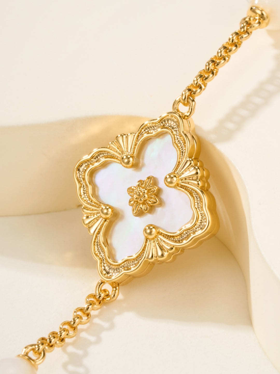 [LumiVibe]B.C.L ENAMELED Three-Flower Bracelet（Trumpet)