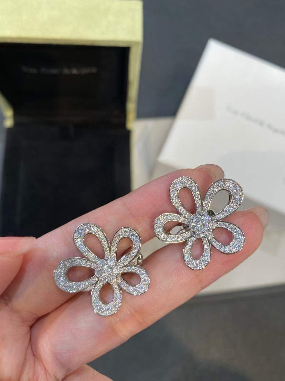 [LumiVibe]FLOWERLACE EARRINGS FULL DIAMONDS