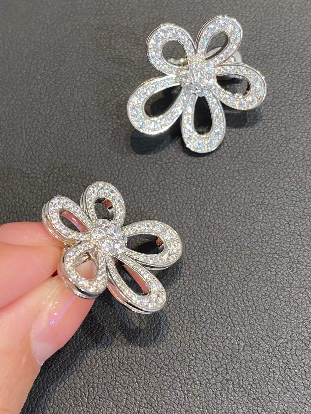 [LumiVibe]FLOWERLACE EARRINGS FULL DIAMONDS