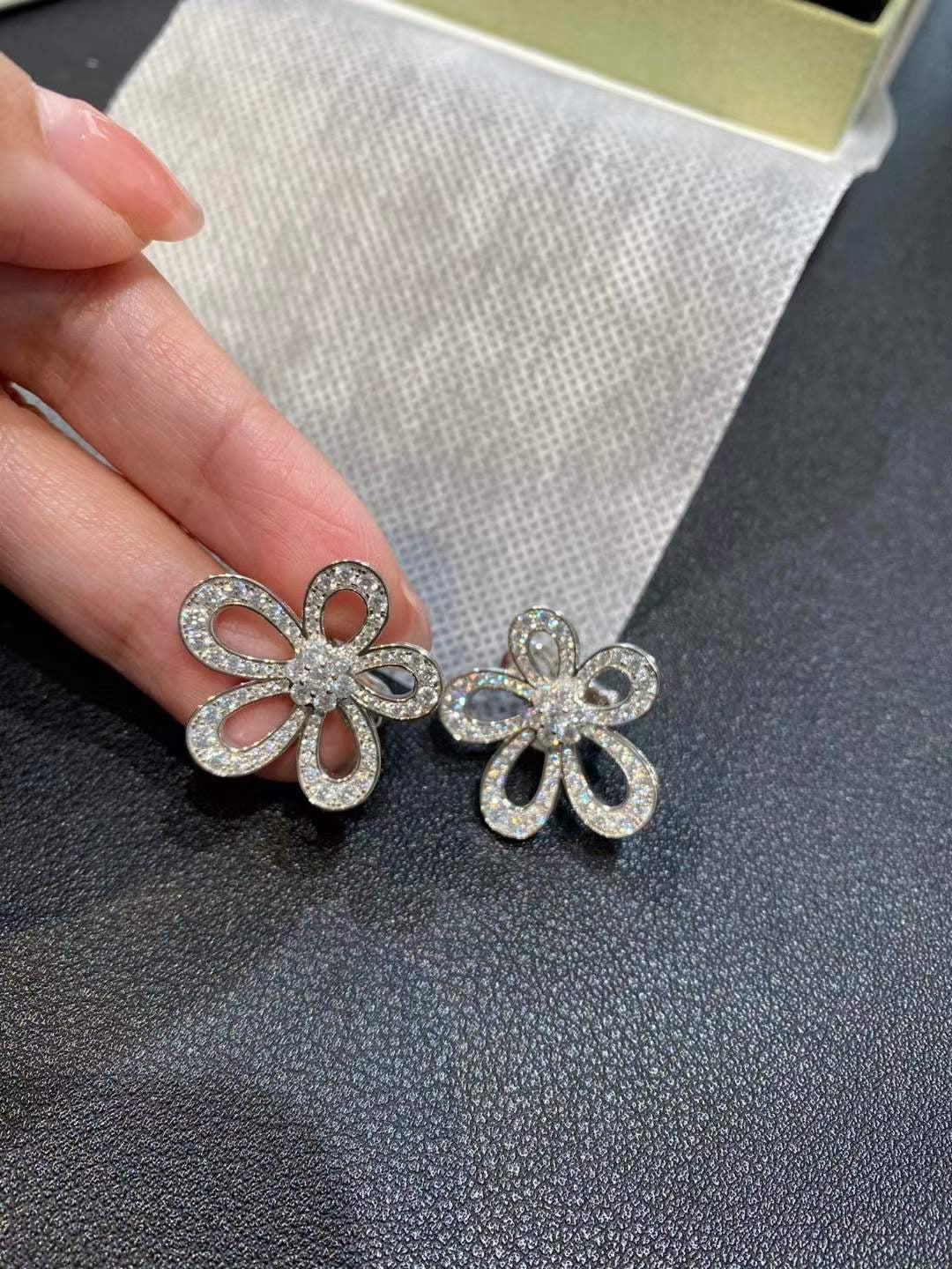 [LumiVibe]FLOWERLACE EARRINGS FULL DIAMONDS
