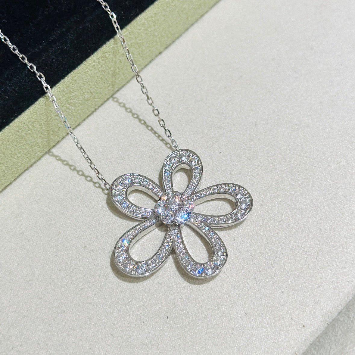 [LumiVibe]FLOWERLACE NECKLACE FULL DIAMONDS
