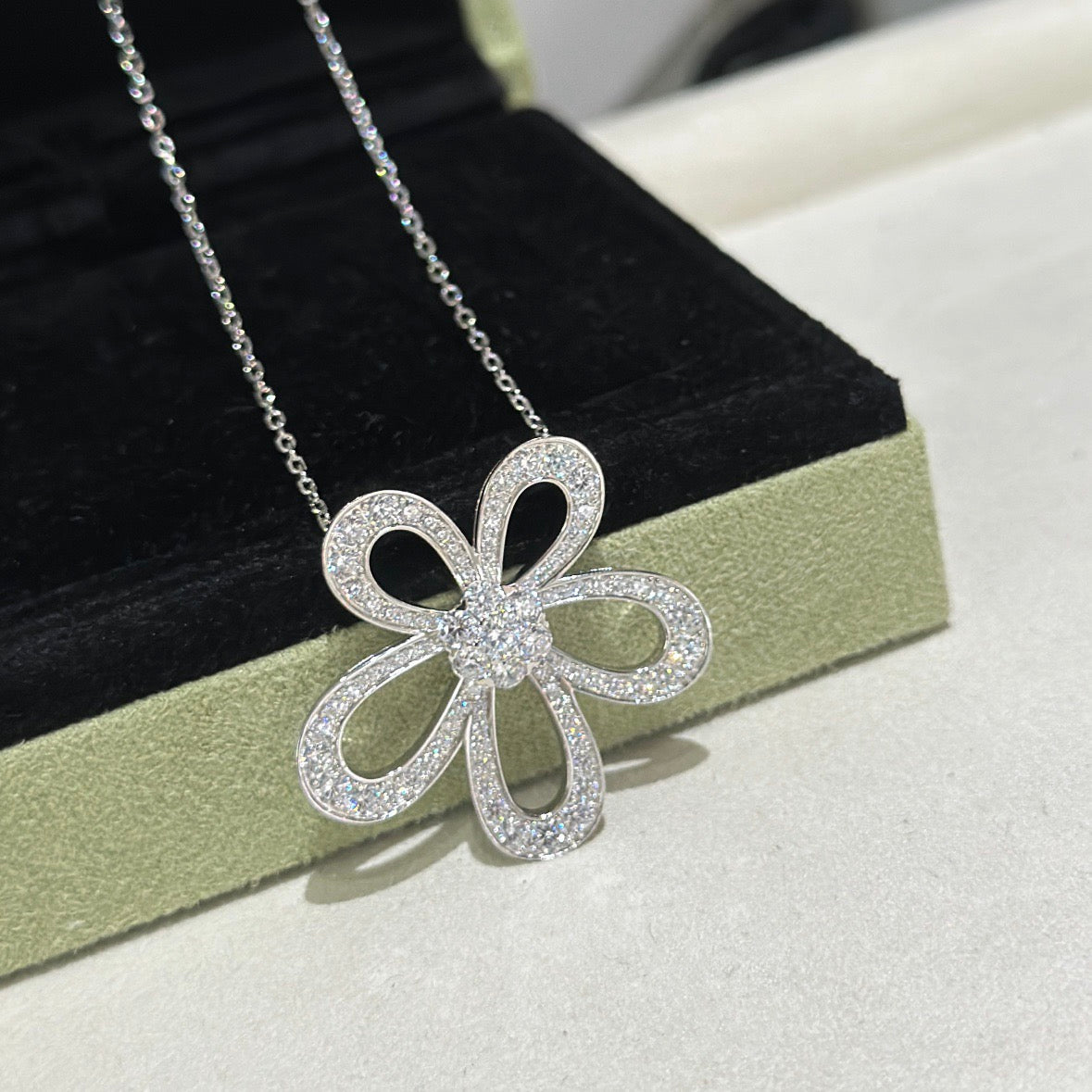[LumiVibe]FLOWERLACE NECKLACE FULL DIAMONDS