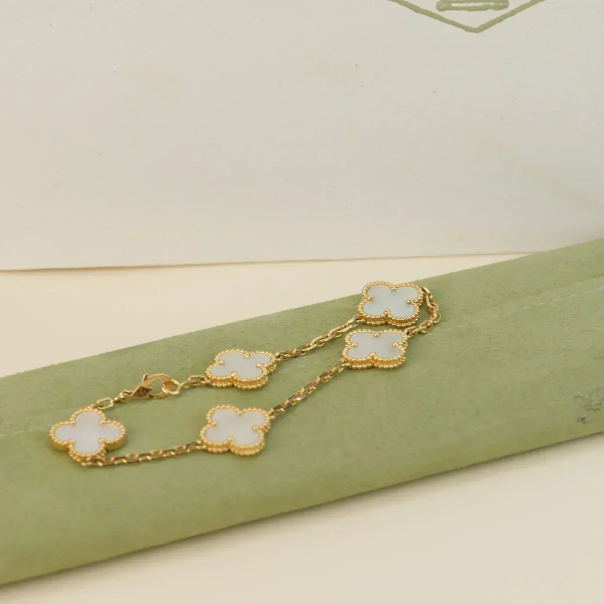 [LumiVibe]CLOVER WHITE PEARL MOP 5 MOTIF BRACELET COLLECTION