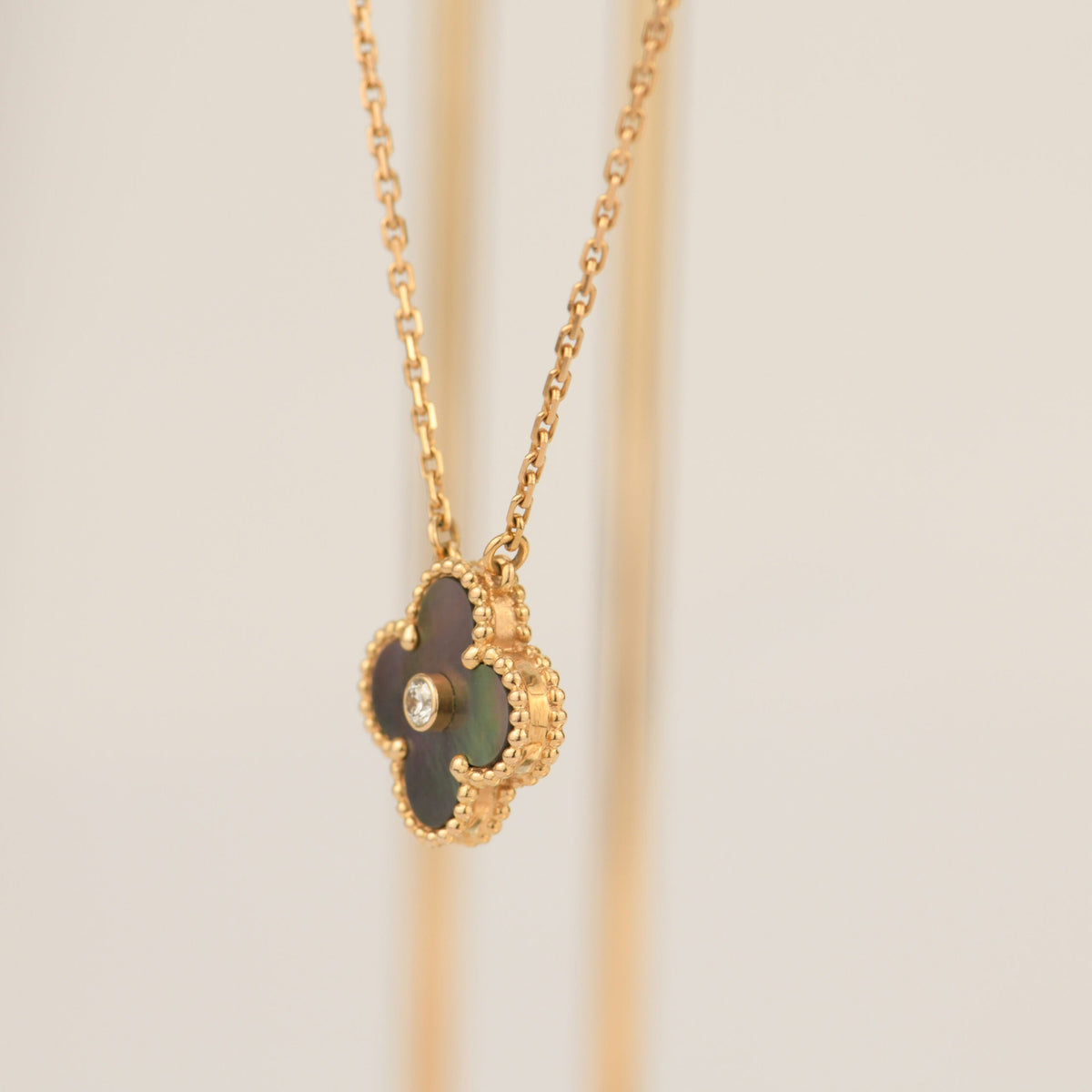 [LumiVibe]CLOVER 15MM DIAMOND AND MOTHER-OF-GREY NECKLACE