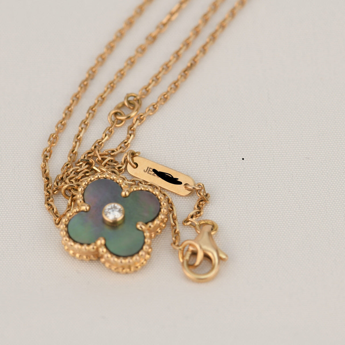 [LumiVibe]CLOVER 15MM DIAMOND AND MOTHER-OF-GREY NECKLACE