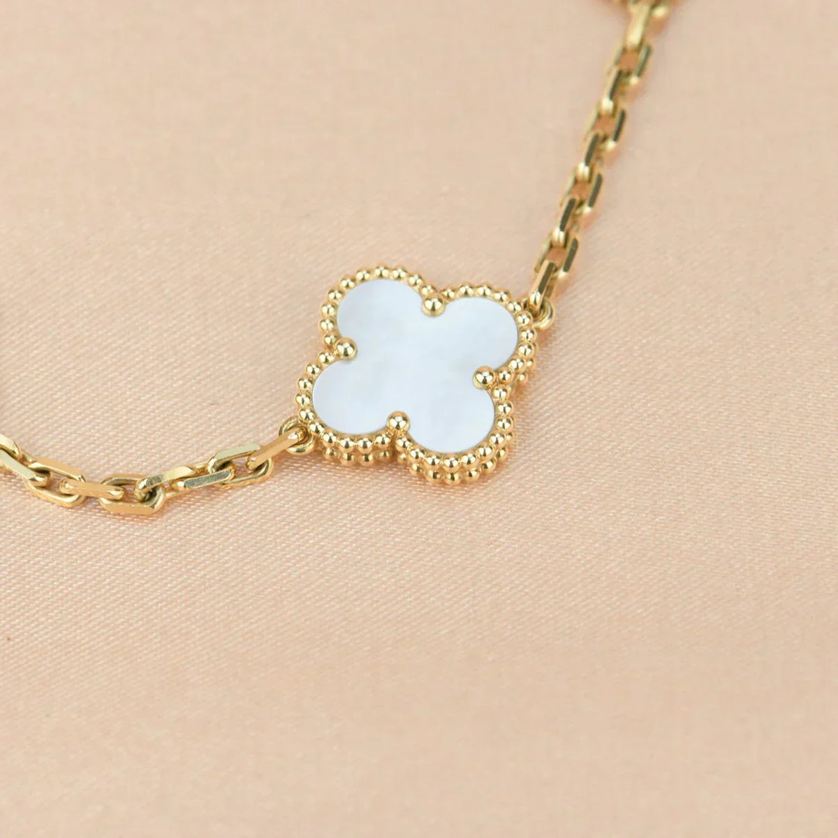 [LumiVibe]CLOVER WHITE PEARL MOP 5 MOTIF BRACELET COLLECTION