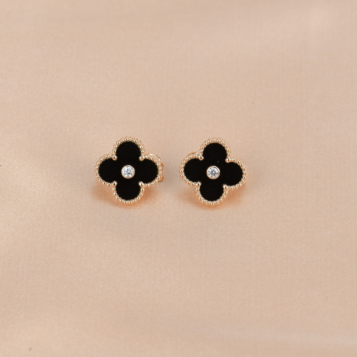 [LumiVibe]CLOVER MEDIUM 1 MOTIFS ONYX DIAMOND EARRINGS