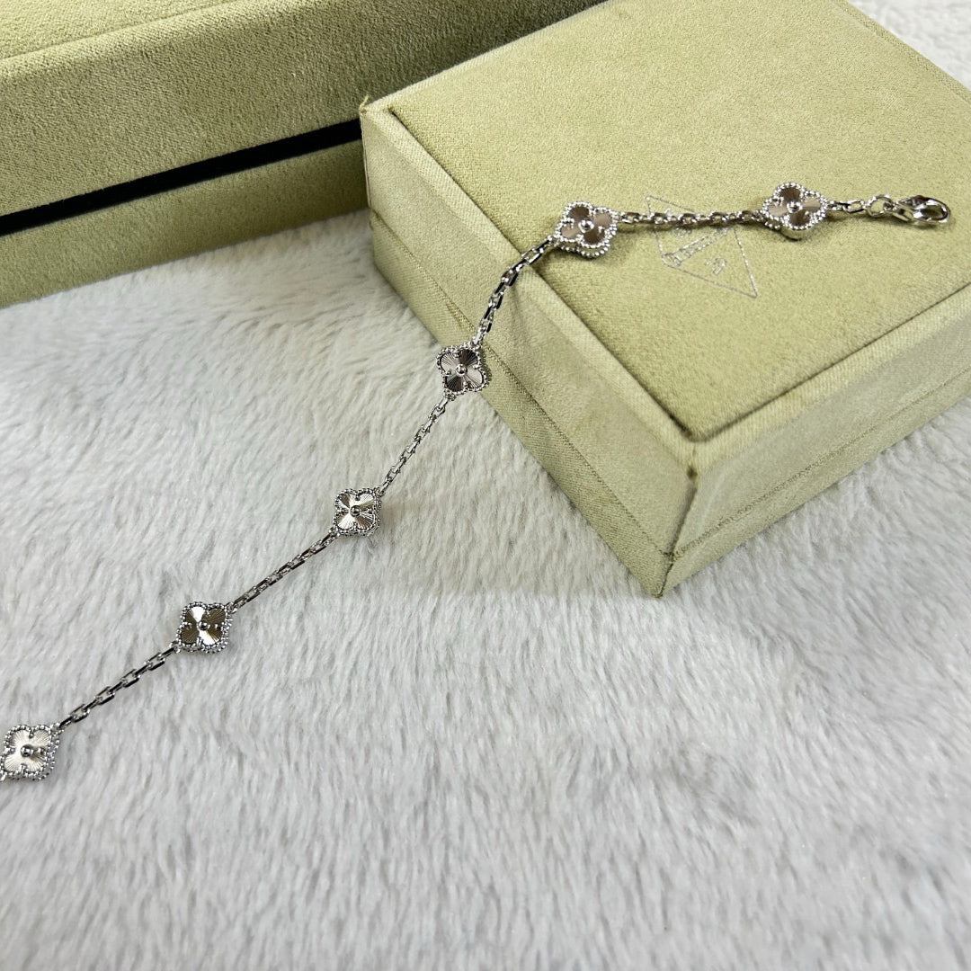 [LumiVibe]CLOVER 6 MOTIF DIAMOND BRACELET