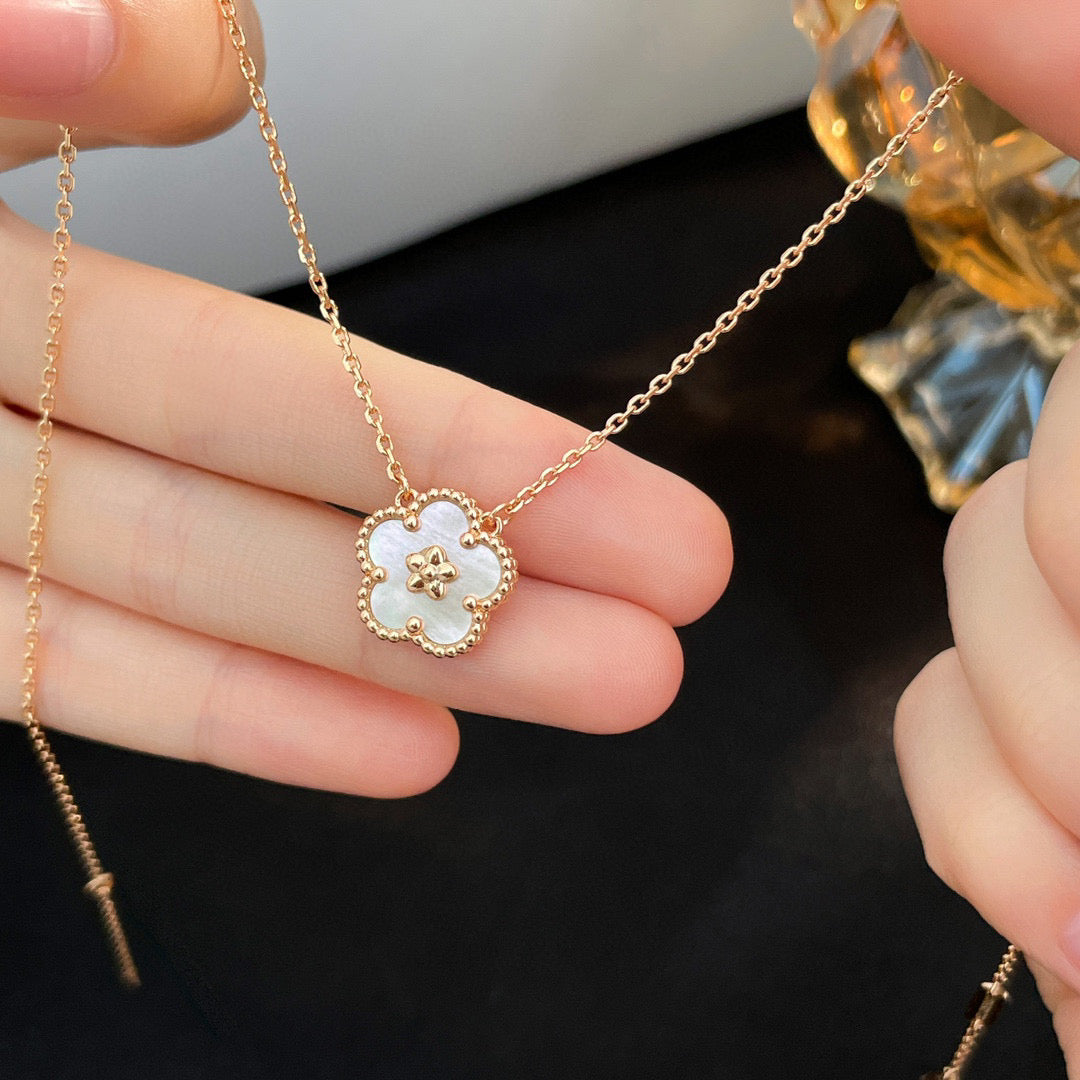[LumiVibe]LUCKY  WHITE MOP  PLUM BLOSSOM NECKLACE