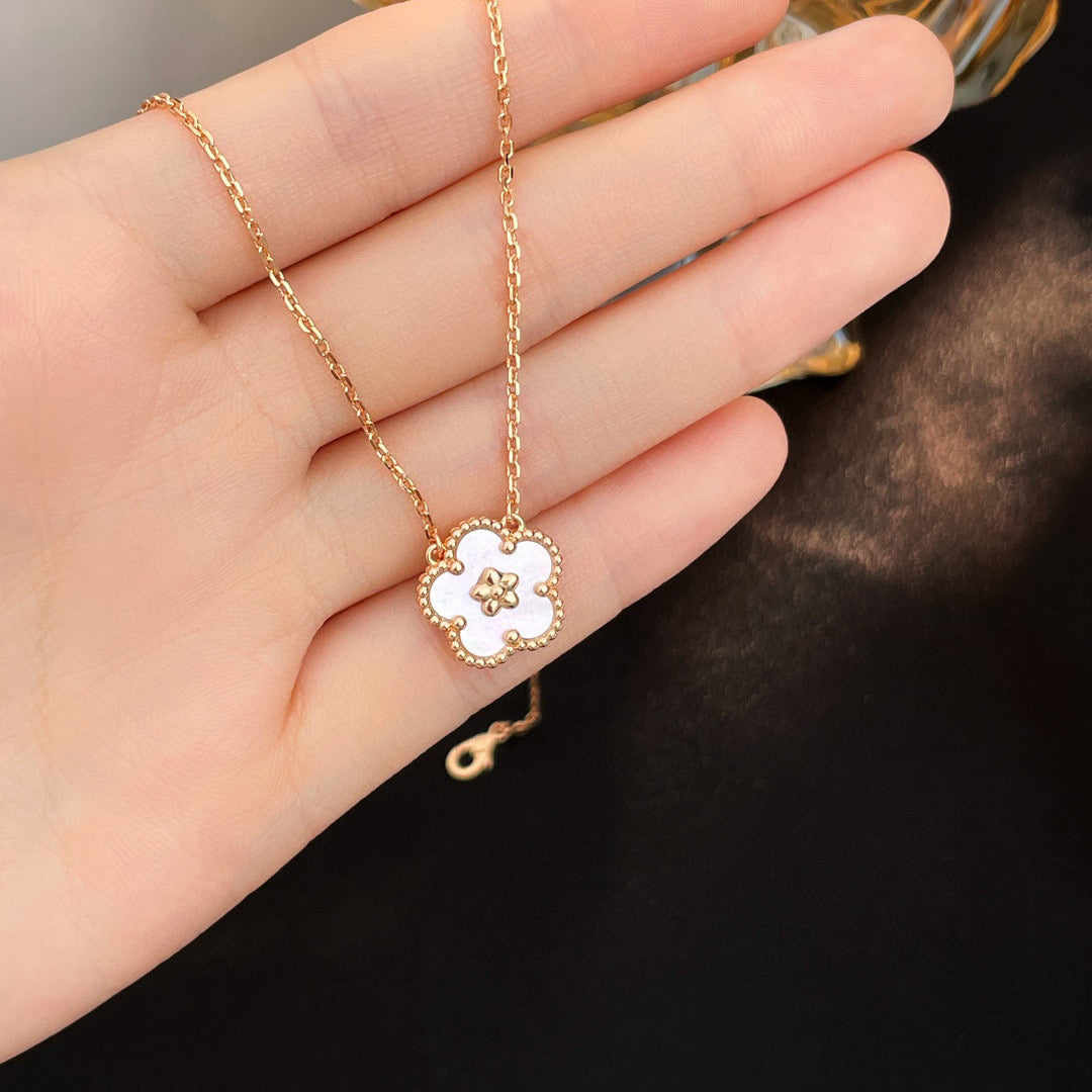 [LumiVibe]LUCKY  WHITE MOP  PLUM BLOSSOM NECKLACE