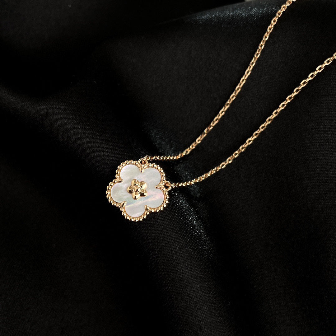 [LumiVibe]LUCKY  WHITE MOP  PLUM BLOSSOM NECKLACE