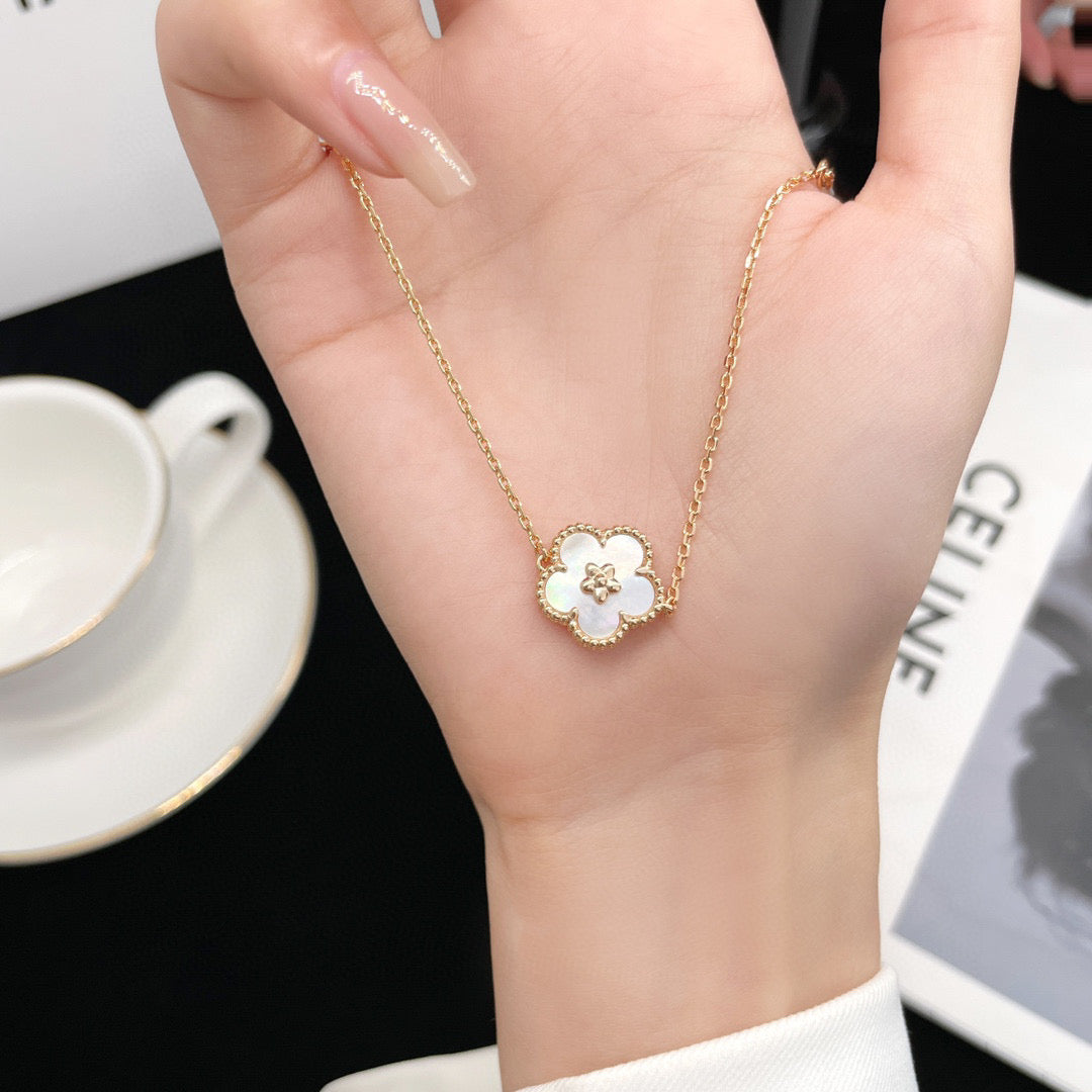 [LumiVibe]LUCKY  WHITE MOP  PLUM BLOSSOM NECKLACE