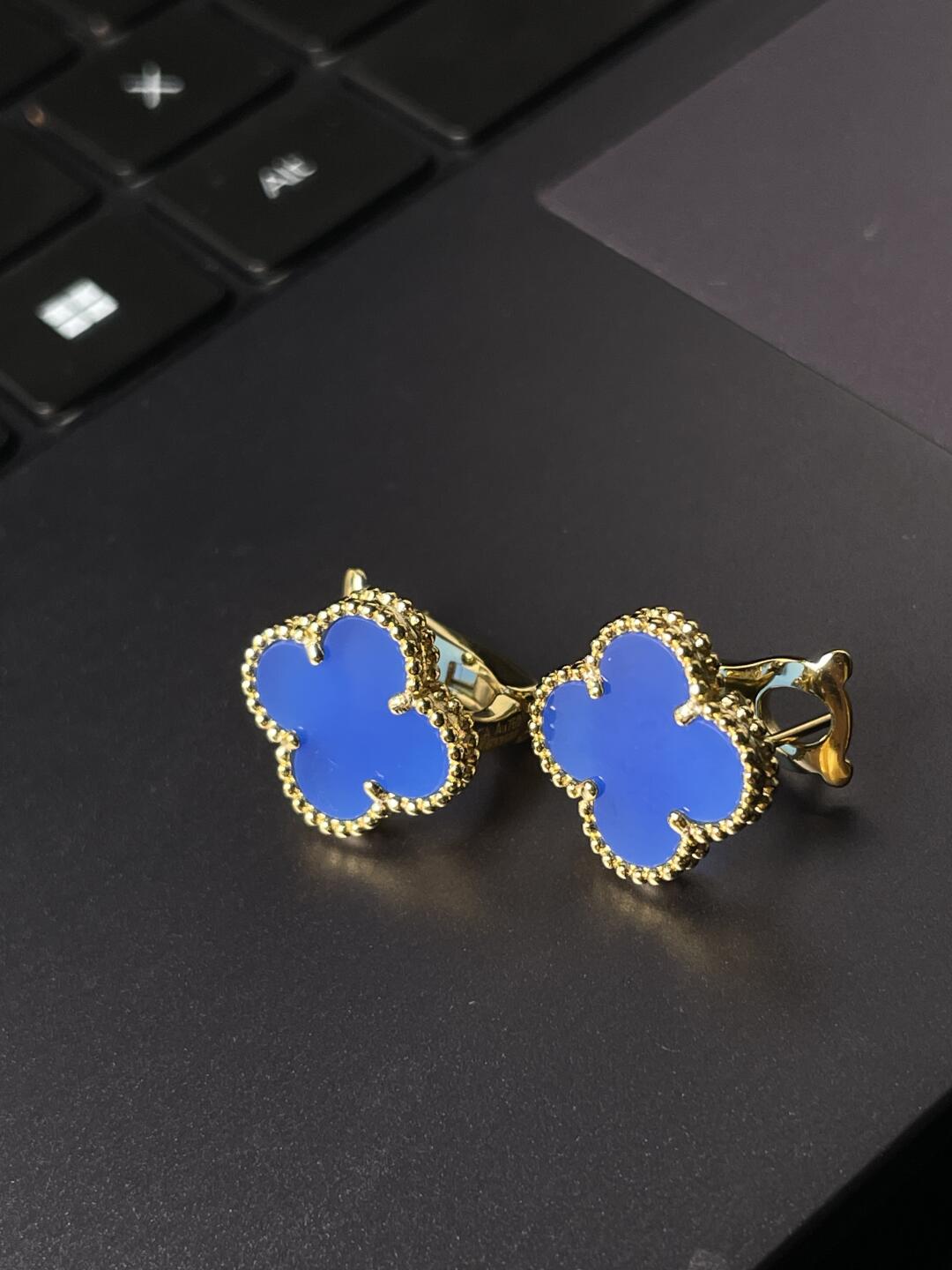 [LumiVibe] CLOVER LARGE (20mm) 1 MOTIFS BLUE MOP STUD EARRINGS