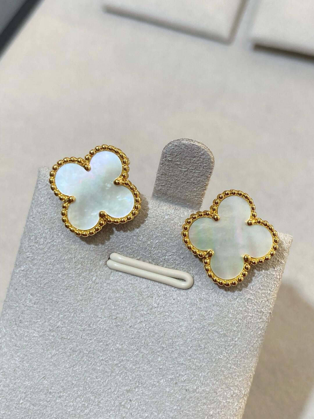 [LumiVibe] CLOVER LARGE (20mm) 1 MOTIFS WHITE MOP STUD EARRINGS