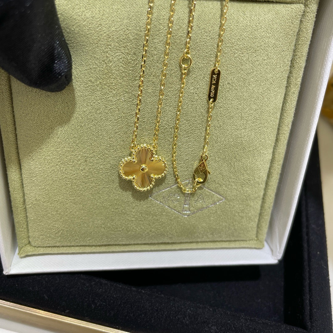 [LumiVibe]CLOVER 15MM LASER NECKLACE