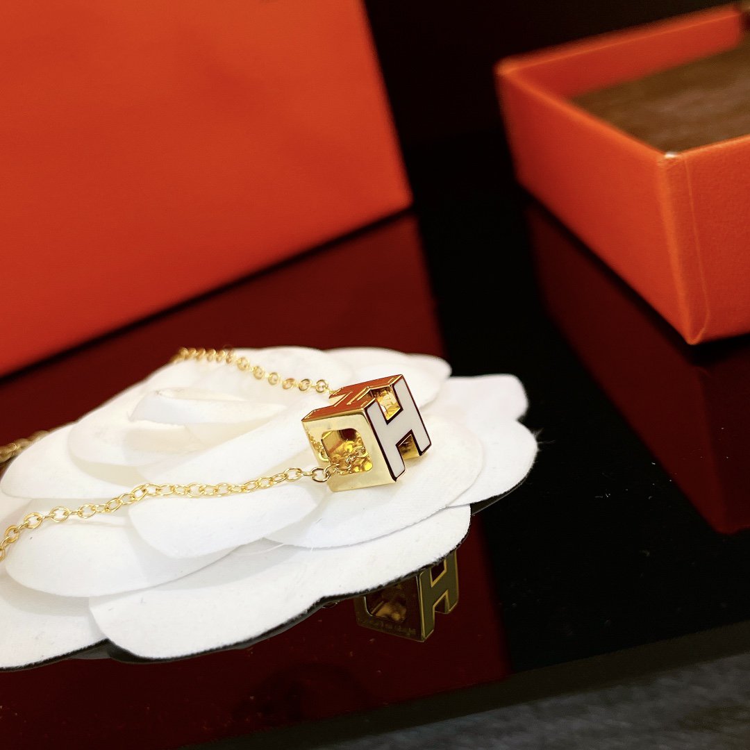 [LumiVibe]H WHITE SQUARE GOLD NECKLACE