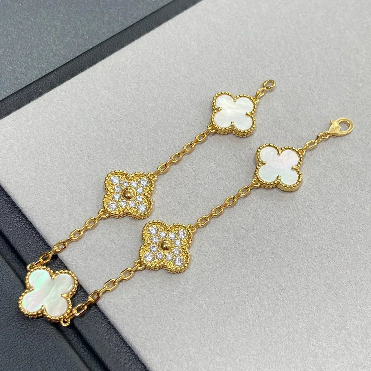 [LumiVibe]CLOVER WHITE PEARL MOP 5 MOTIF BRACELET COLLECTION