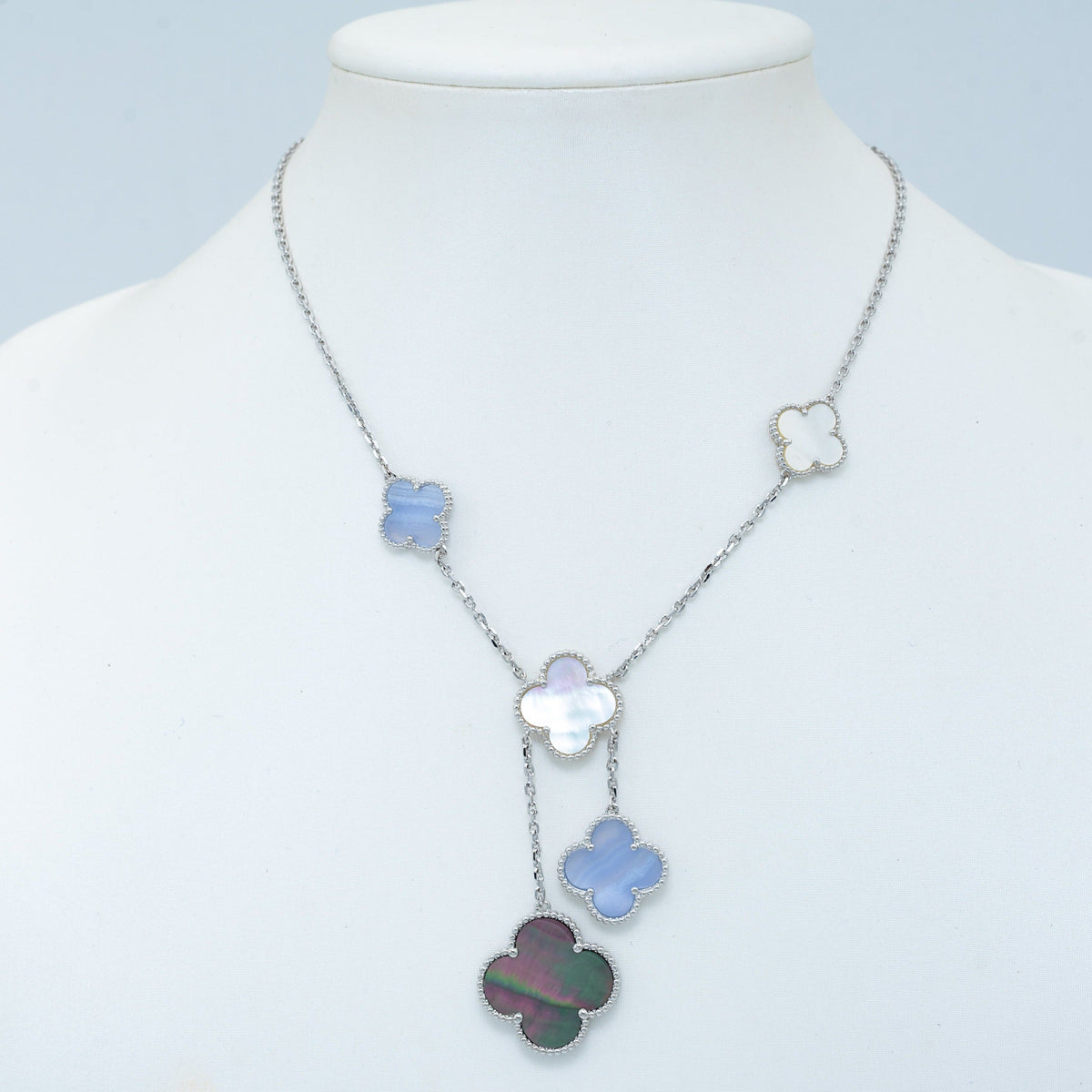 [LumiVibe]CLOVER MOP CHALCEDONY NECKLACE SILVER 6 MOTIF