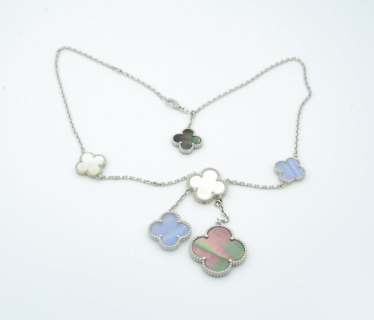 [LumiVibe]CLOVER MOP CHALCEDONY NECKLACE SILVER 6 MOTIF